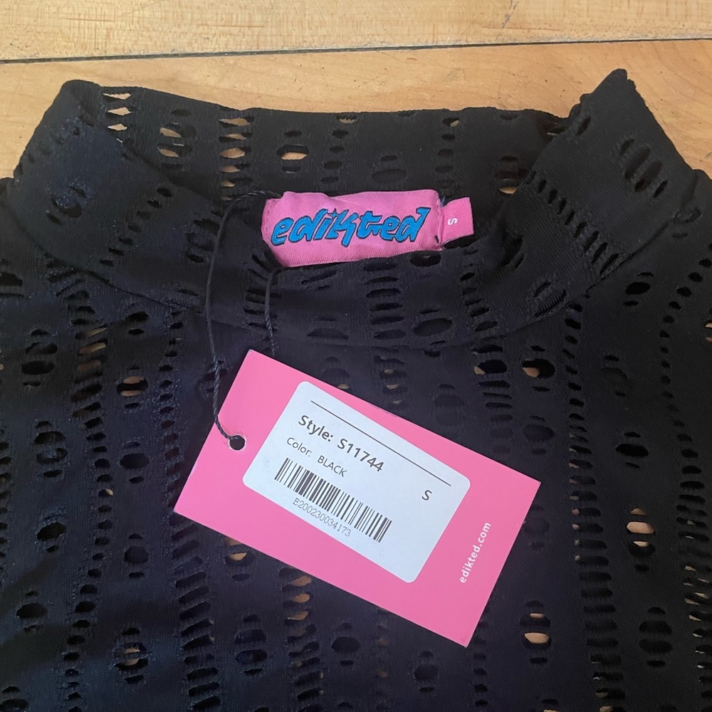 Edikted Open-Shoulder Top - Picture 4 of 5